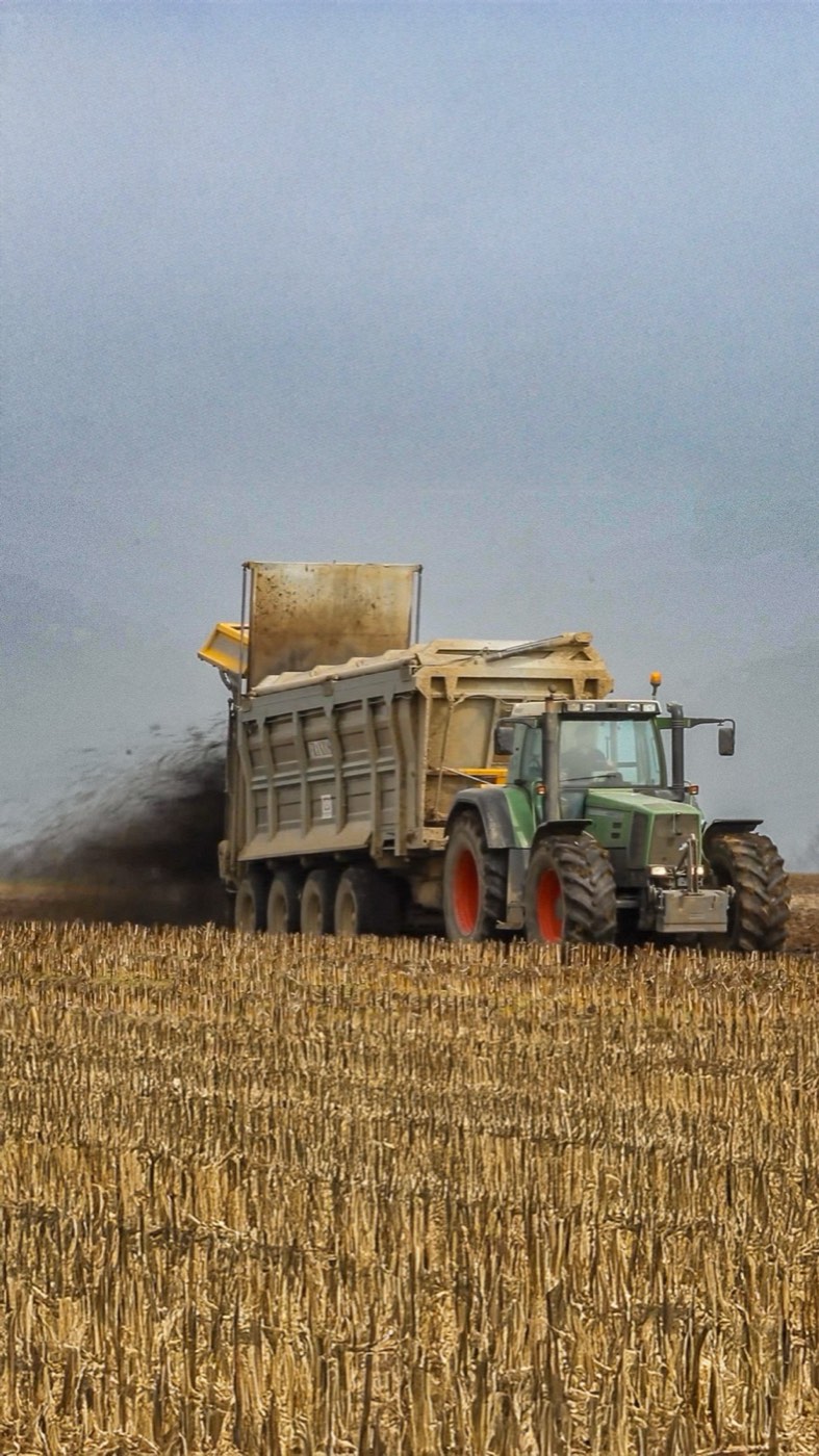 Trattore e rimorchio durante una campagna di raccolta