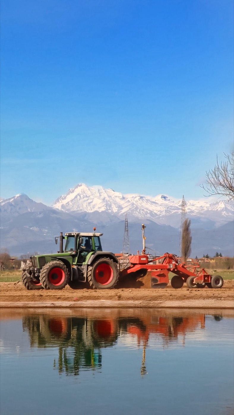 Trattore Agromeccanica Rocchi al lavoro nel territorio bergamasco
